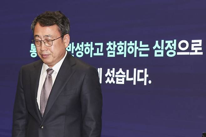 유영상 SK텔레콤 대표이사가 4일 서울 중구 SKT타워에서 열린 해킹 사태 관련 입장 및 향후 계획 발표 기자회견에서 사과하고 있다./205.7.4 임형택기자