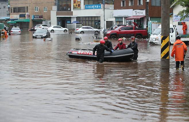 대구 북구 노곡동에서 지난 17일 119구조대가 보트를 타고 인명 수색을 하고 있다. 이날 갑작스러운 폭우로 노곡동 일대가 침수됐다. 연합뉴스