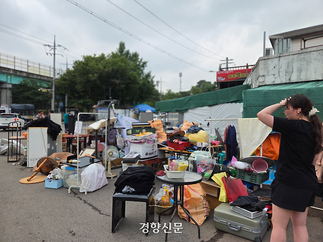 대구 북구 노곡동에서 18일 오전 침수피해가 난 가정집에서 한 주민이 진흙 등으로 뒤덮인 가구와 가전제품을 허탈하게 바라보고 있다. 김현수 기자