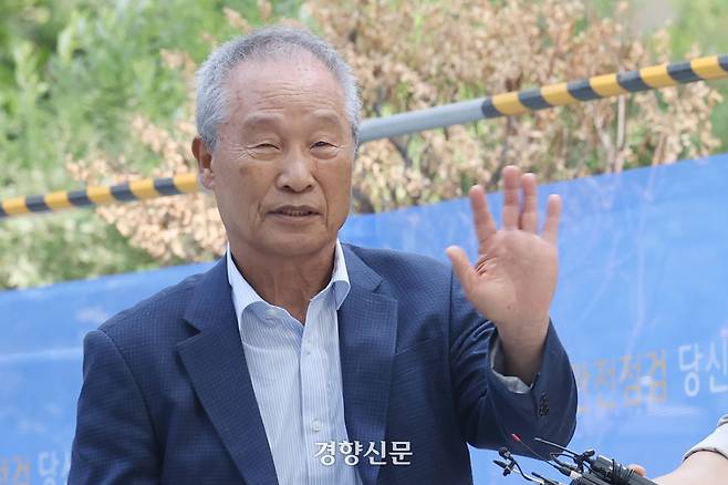 조성옥 전 삼부토건 회장이 지난 10일 주가조작 의혹 관련 피의자 조사를 위해 서울 종로구 KT웨스트광화문빌딩에 마련된 민중기 특별검사팀 사무실로 출석하고 있다. 한수빈 기자