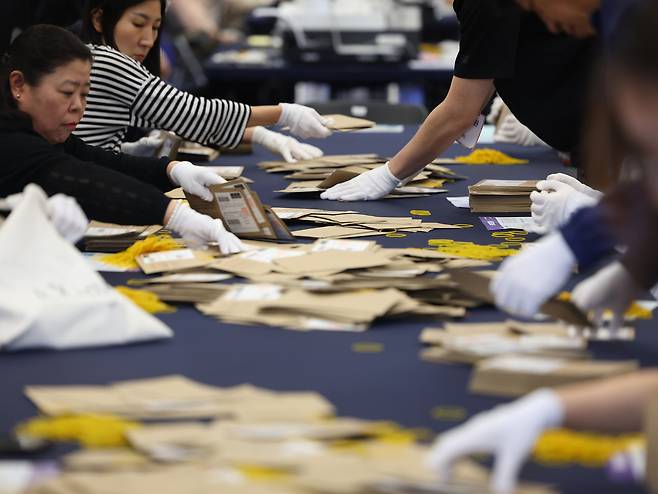 제21대 대통령 선거일인 6월3일 서울 광진구 세종대학교 컨벤션센터에 설치된 개표소에서 직원 및 선거사무원들이 우편투표 개표작업을 하고 있다. 연합뉴스