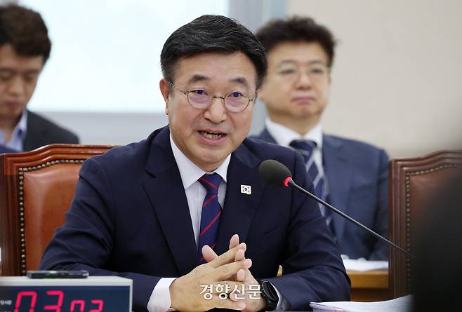 윤호중 행정안전부 장관 후보자가 18일 국회 행정안전위원회 인사청문회에서 의원 질의에 답하고 있다. 박민규 선임기자