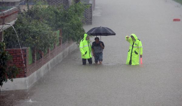 지난 17일 오후 경남 창녕군 도천면 송진2구 마을에서 경찰이 주민을 대피시키고 있다. 연합뉴스