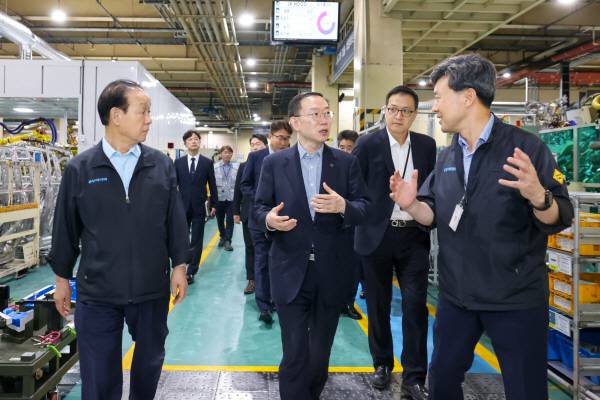 이명구 관세청장(가운데)이 18일 경남 양산시에 소재한 성우하이텍 서창공장을 방문해 자동차부품 생산 현장을 살펴보고 있다. 관세청 제공