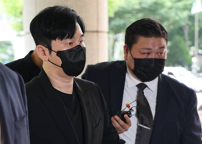 Yang Hyun-suk (left), executive producer of YG Entertainment, enters the Seoul Western District Court in Mapo-gu, Seoul, July 4. (Yonhap)