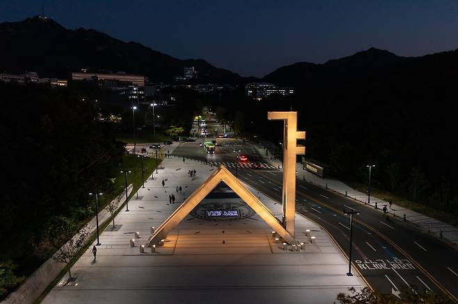 A nighttime view of the main gate of Seoul National University in Sillim-dong, Gwanak District, southern Seoul. The new administration is considering a plan to establish the equivalent of “10 Seoul National Universities” across the country to promote balanced regional development. [SEOUL NATIONAL UNIVERSITY]