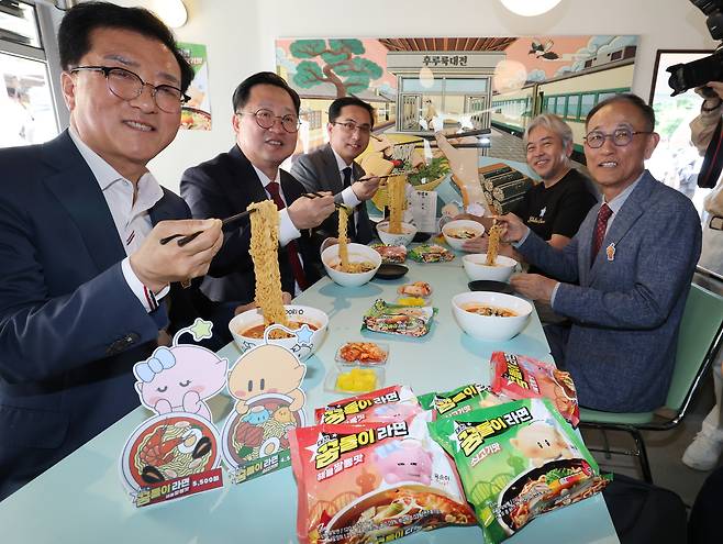 Daejeon Mayor Lee Jang-woo, second from left, tries the city's Kkumdori Ramyeon in Dong District, Daejeon, on June 9. [NEWS1]
