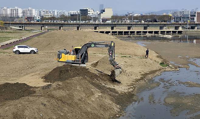The Daejeon city government conducts a large-scale river dredging project between December of last year and June of this year. [JOONGANG ILBO]