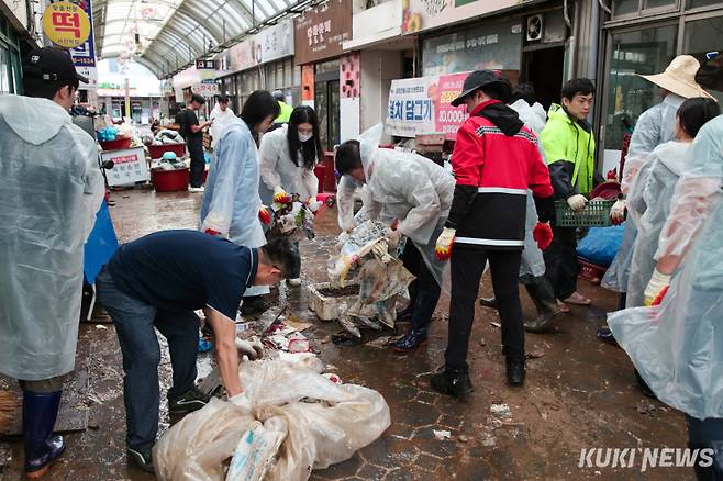 당진 전통시장 피해 복구 모습.