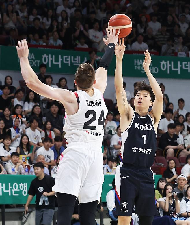 13일 경기도 안양정관장아레나에서 열린 2025 남자농구 국가대표 평가전 한국과 일본의 경기에서 이현중이 슛하고 있다. 연합뉴스 제공