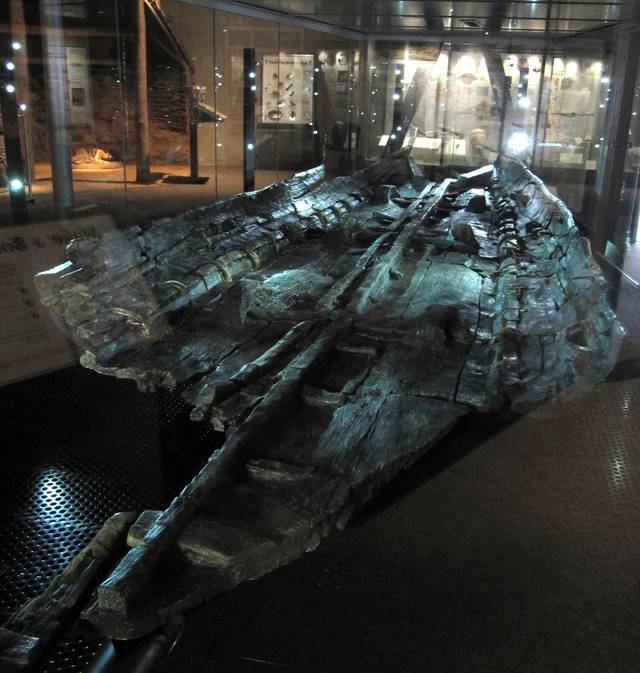 1992년 영국 도버에서 목재 파편 형태로 발견된 ‘도버 보트’. 위키미디어 커먼스