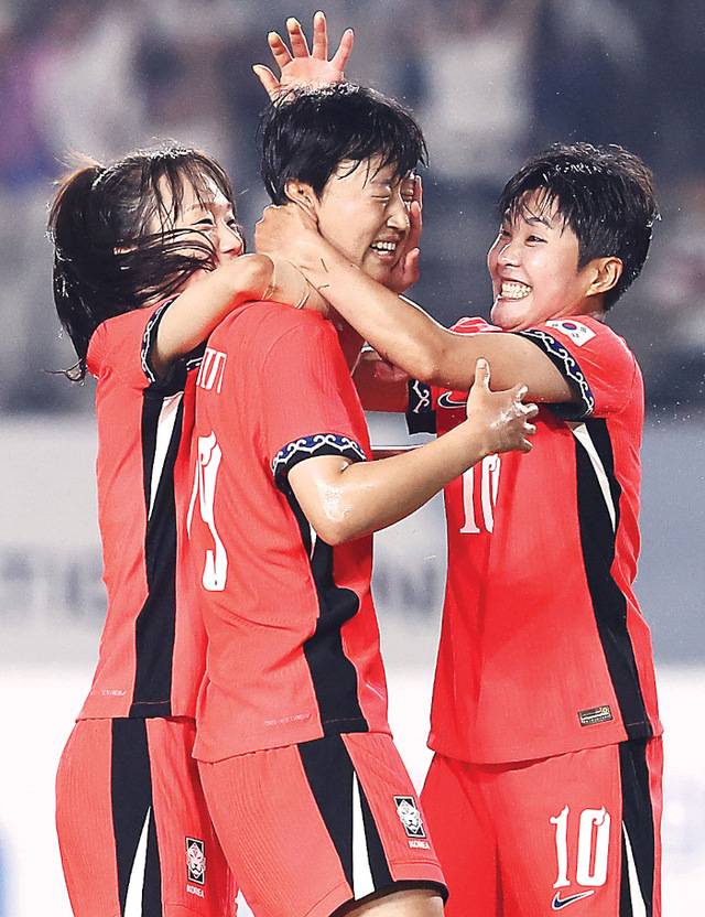 한국 여자축구 대표팀 정다빈(가운데)이 지난 13일 경기 화성종합경기타운 주경기장에서 열린 2025 동아시아축구맹(EAFF) E-1 챔피언십 여자부 일본과의 경기에서 골을 넣은 뒤 대선배 지소연(오른쪽) 등 동료들의 축하를 받고 있다. 연합뉴스