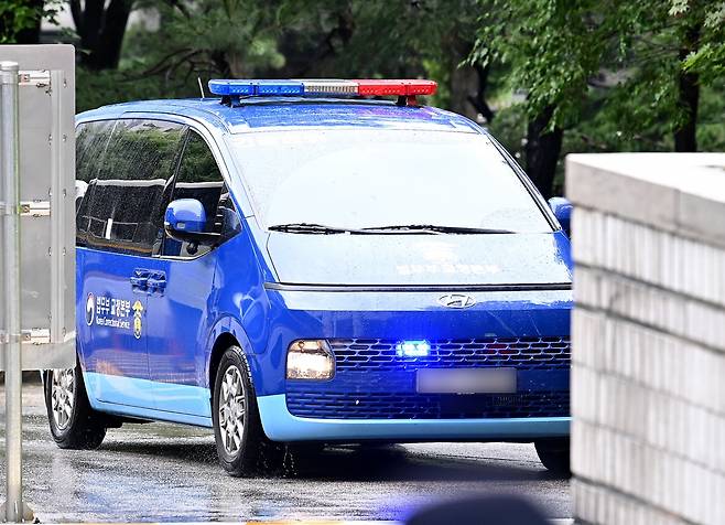 구속 수감된 윤석열 전 대통령이 탑승한 호송차가 18일 오전 서울 서초구 서울중앙지방법원으로 들어서고 있다. 뉴시스