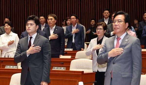국민의힘 김용태 비상대책위원장과 송언석 원내대표가 20일 서울 여의도 국회에서 열린 '비리백화점 이재명 정부 인사청문회 대책 긴급 의원총회'에서 국기에 경례하고 있는 모. 연합뉴스