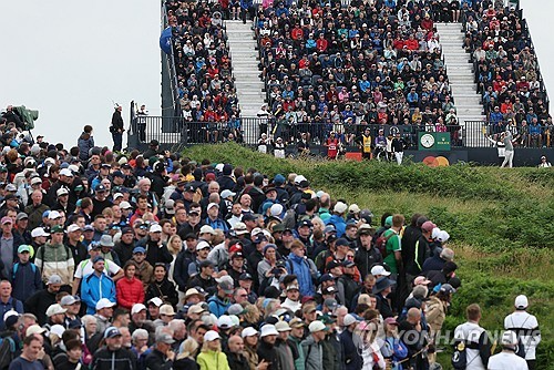 매킬로이의 티샷을 지켜보는 구름 관중. / 사진=연합뉴스