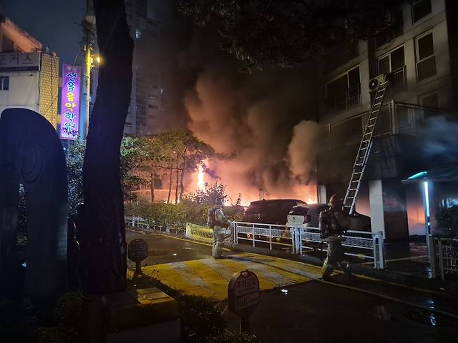 17일 오후 경기 광명시 소하동 한 아파트 1층 필로티 주차장에서 불이 나 3명이 심정지 상태로 병원에 옮겨졌다. 또 1명이 전신화상을 입고 2명이 연기를 마셔 치료받고 있다.  사진은 불이 난 아파트.  [사진 = 독자 조기윤 씨, 연합뉴스]