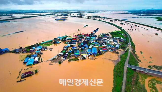 17일 오전 충남 예산군 삽교읍 용동3리 마을이 밤사이 내린 집중호우에 침수돼 있다. [이승환 기자]