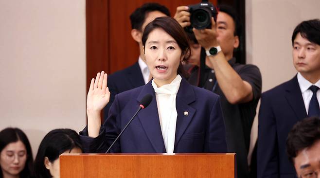 강선우 여성가족부 장관 후보자가 14일 국회 여성가족위원회에서 열린 인사청문회에서 선서하고 있다. 2025.7.14 [이충우 기자]
