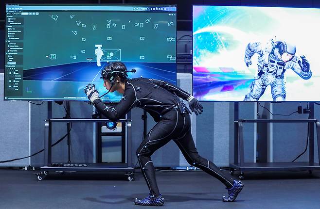 네이버 관계자가 16일 경기도 성남시 분당구 네이버 사옥 내 버추얼 콘텐츠 스튜디오의 모션스테이지에서 포즈를 취하고 있다. 이러한 움직임은 실시간으로 비전스테이지에 반영된다. [사진 = 네이버]