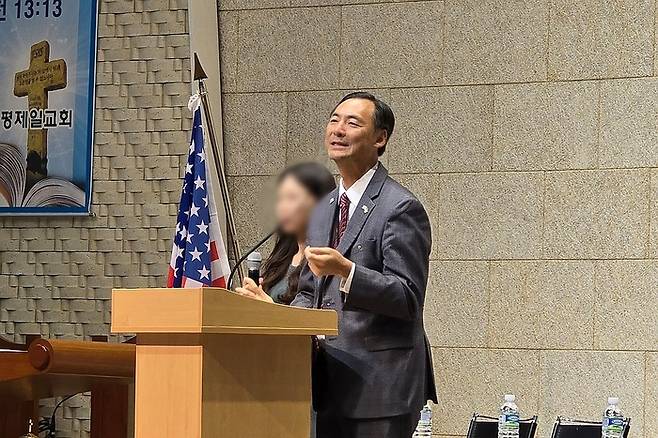 17일 오후 서울 은평구 진관동 은평제일교회에서 열린 예배에서 모스 탄 미국 리버티대 교수가 설교하고 있다. <연합뉴스>