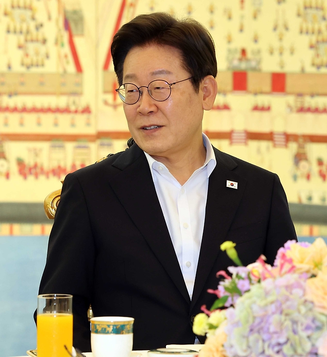 이재명 대통령이 지난 17일 저녁 서울 용산구 한남동 대통령 관저에서 열린 우원식 국회의장, 김민석 국무총리와 등과의 만찬에서 인사말을 하고 있다. 김호영 기자