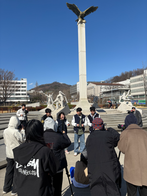 연세대 미디어센터 소속 재학생들이 SNS에 업로드할 콘텐츠를 직접 기획해 촬영하고 있다. [연세대 제공]
