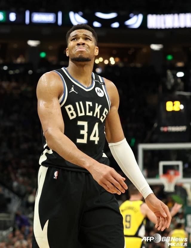 호스트 단장은 “우리는 늘 플레이메이킹이 가능하면서도 그 역할에 의존하지 않는 유형의 가드를 선호했다. 아데토쿤보의 포인트 포워드 성장과 함께 이 스타일을 더 강화했다. 아데토쿤보는 진짜 포인트가드 역할을 수행하고 있다. 단순하다. 수비가 막으면 패스, 안 막으면 덩크. 단순하면서도 강력하다”고 설명했다. 사진=AFPBBNews=News1