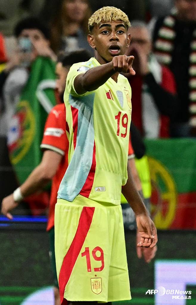 야말은 세계 축구 선수들의 ‘꿈의 구단’으로 꼽히는 바르셀로나에서도 ‘특급 에이스’다. 야말은 2024-25시즌 스페인 프리메라리가 35경기에서 9골 13도움을 기록했다. 유럽축구연맹(UEFA) 챔피언스리그(UCL) 13경기에선 5골 3도움을 올렸다. 10대 선수라고 믿기 힘든 경기력과 기록이다. 세계 축구계는 야말이 역사상 가장 위대한 선수로 꼽히는 리오넬 메시의 뒤를 이을 것으로 본다. 사진=AFPBBNews=News1