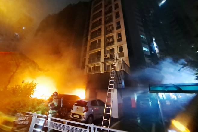 17일 오후 경기 광명시 소하동 소재 10층 규모 아파트 주차장에서 불이 났다. 이 화재로 3명이 심정지 상태로 인근 병원으로 옮겨졌다. /사진=뉴스1(경기도소방재난본부 제공)