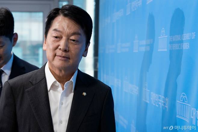 (서울=뉴스1) 유승관 기자 = 안철수 국민의힘 혁신위원장이 7일 서울 여의도 국회 소통관에서 기자회견을 열고 혁신위원장 사퇴 및 전당대회 출마를 밝힌 후 기자회견장을 나서고 있다. 2025.7.7/뉴스1  Copyright (C) 뉴스1. All rights reserved. 무단 전재 및 재배포,  AI학습 이용 금지. /사진=(서울=뉴스1) 유승관 기자