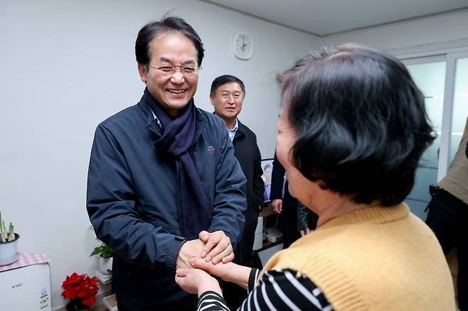 이동환 고양특례시장이 집수리 지원사업이 완료된 가구를 방문해 주민과 대화를 나누고 있다. /사진제공=고양시