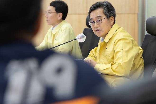 18일 오전 경기도청 재난안전상황실에서 열린 호우 대처 도-시군 재난안전대책본부 회의에서 김동연 경기도지사가 집중호우 대처상황 보고와 함께 시군별 현장 대응과 상황관리에 대한 토의를 하고 있다. /사진제공=경기도