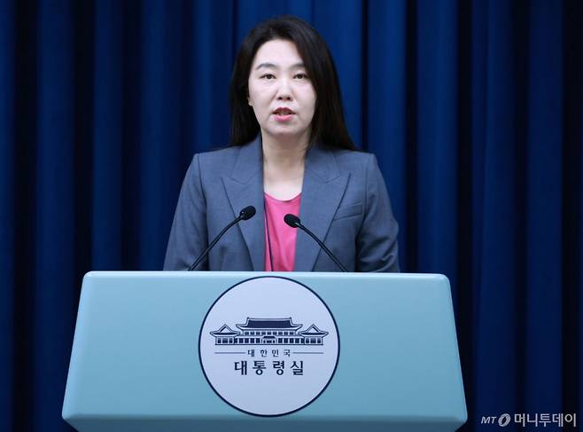 [서울=뉴시스] 고범준 기자 = 강유정 대변인이 17일 서울 용산 대통령실 청사에서 국가적 참사 유가족 경청행사 관련 브리핑을 하고 있다. 2025.07.17. bjko@newsis.com /사진=고범준