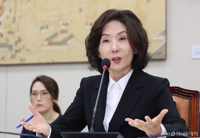 [서울=뉴시스] 고승민 기자 = 이진숙 사회부총리 겸 교육부 장관 후보자가 16일 서울 여의도 국회 교육위원회에서 열린 인사청문회에서 의원 질의에 답하고 있다. 2025.07.16. kkssmm99@newsis.com /사진=고승민