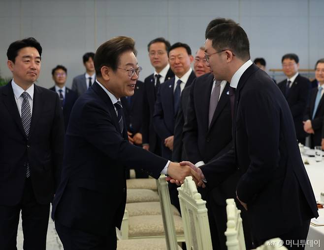 [서울=뉴시스] 최진석 기자 = 이재명 대통령이 13일 서울 용산 대통령실에서 열린 6경제단체와 기업인 간담회에 입장하며 구광모 LG그룹 회장과 악수하고 있다. 2025.06.13. myjs@newsis.com /사진=최진석