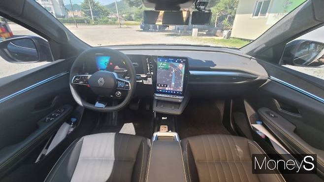 르노 전기 SUV '세닉 E-Tech 100% 일렉트릭'의 1열은 운전석의 12인치 가로형 스크린과 센터 콘솔 중앙의 12인치 세로형 터치스크린으로 구성됐다. /사진=김창성 기자