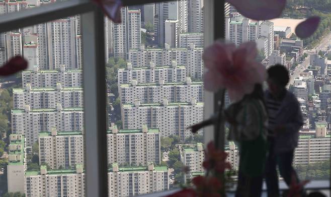 개포우성4차 아파트 재건축 조합이 시공사 선정 절차에 돌입했다. 사진은 롯데월드타워 스카이전망대에서 바라본 강남 주변 아파트 단지 모습. /사진=뉴시스