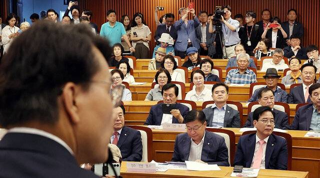 14일 서울 여의도 국회박물관에서 열린 긴급토론회 ‘무엇을 할 것인가?, 자유공화 리셋코리아를 위하여’에서 국민의힘 송언석 비상대책위원장 겸 원내대표가 윤상현 의원의 발언을 듣고 있다. 연합뉴스