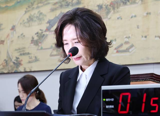 이진숙 사회부총리 겸 교육부 장관 후보자가 16일 서울 여의도 국회 교육위원회에서 열린 인사청문회에서 자녀 조기 유학 관련 질의에 답한 뒤 고개를 숙이고 있다.연합뉴스