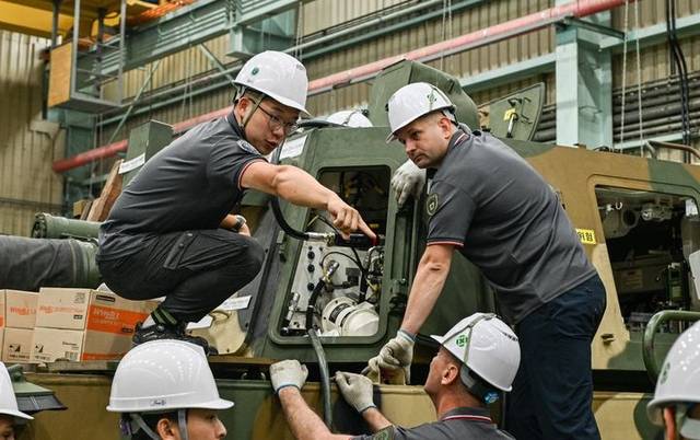 육군은 지난 1일부터 오는 25일까지 대전, 전남 장성 일대 병과학교(육군기계화학교, 육군포병학교, 육군종합군수학교) 등에서 ‘25-2기 육군 국제과정을 실시하고 있다고 18일 밝혔다.사진은 ’K9자주포 정비과정‘에 참가한 교육생들이 교관으로부터 K9자주포 정비 노하우를 교육받는 모습. 육군 제공