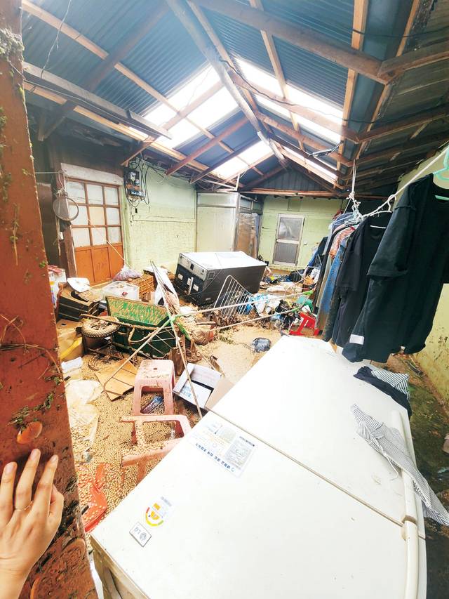 흙탕물에 아수라장　  : 지난 16일부터 시간당 최대 114.9㎜가 내리는 등 총 519.3㎜의 기록적 폭우가 충남 서산시에 쏟아진 가운데, 17일 서산시 운산면 수당리 한 주택이 물에 잠기면서 집 내부에 가전제품과 생활용품이 어지럽게 널려 있다.  독자 제공