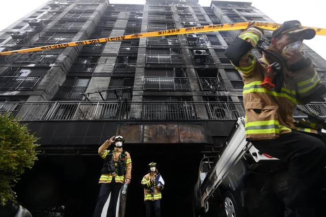 까맣게 그을린 아파트  : 간밤 경기 광명시 소하동의 한 아파트에서 불이 나 주민 67명의 인명피해가 발생한 가운데 18일 오전 사고 현장에서 경찰과 소방당국이 합동감식을 하고 있다.   윤성호 기자