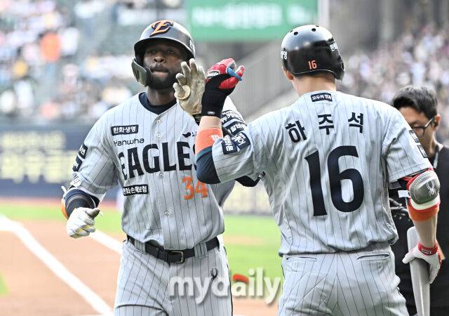 28일 오후 서울 잠실야구장에서 진행된 '2025 프로야구 KBO리그' LG트윈스와 한화이글스의 경기. 한화 플로리얼이 1회초 선두타자로 나서 솔로홈런을 터뜨린 뒤 홈을 밟고 있다./마이데일리