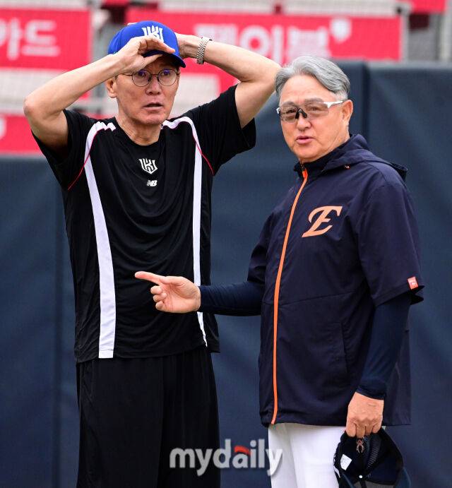한화 김경문 감독과 KT 이강철 감독이 그라운드 상태에 관해 이야기 나누고 있다. / 수원 = 유진형 기자 zolong@mydaily.co.kr