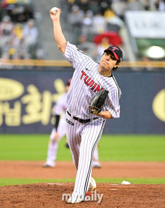 2025년 4월 12일 오후 서울 잠실구장에서 진행된 '2025 신한 SOL뱅크 KBO 리그' 두산 베어스와 LG 트윈스의 경기. LG 김진성이 7회초 1사 1.2루서 구원등판해 무실점 투구를 하고 있다./마이데일리