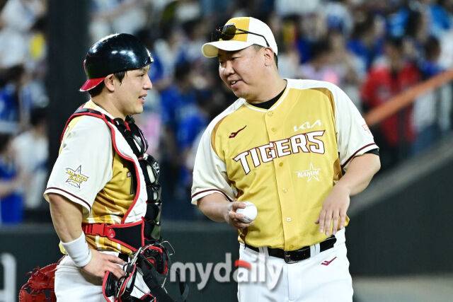 12일 대전 한화생명 볼파크 야구장에서 열린 '2025 신한 SOL뱅크 KBO 올스타' 드림 올스타(삼성·두산·KT·SSG·롯데) - 나눔 올스타(KIA·LG·한화·NC·키움) 경기. 나눔 이범호 감독이 8회초 투수 교체를 위해 박동원과 함께 마운드에 올랐다./마이데일리