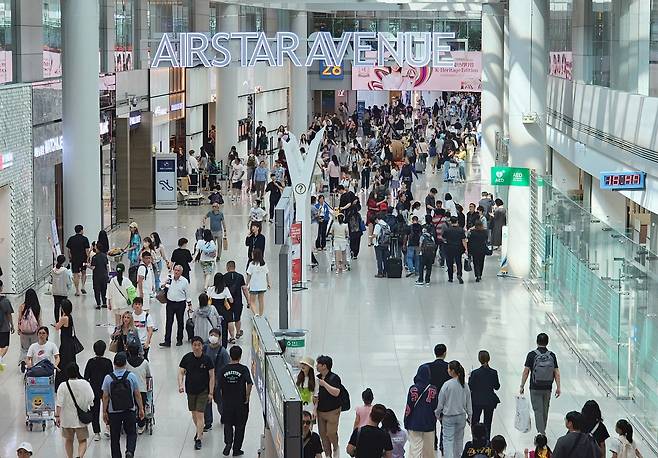출국을 기다리며 면세구역을 둘러보는 여행자들