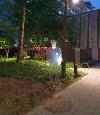 서울 중부경찰서는 ‘중부 안전한 공원 만들기’ 사업의 일환으로 중구 저동3공원에 설치한 3D 홀로그램 경찰관 안내판이 범죄 예방에 실질적인 효과를 거두고 있다고 18일 밝혔다. 사진은 홀로그램 경찰관 안내판. [중부경찰서 제공]