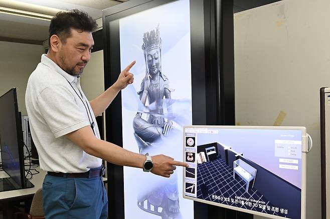 이채호 ETRI  박사가 디지털 헤리티지 공유 플랫폼으로 시연하고 있다. [ETRI 제공]