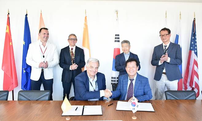 세르지오 올란디 ITER 국제기구  사무차장과 정기정 ITER 한국사업단장이 업무협약 후 기념촬영을 하고 있다. [한국핵융합에너지연구원 제공]